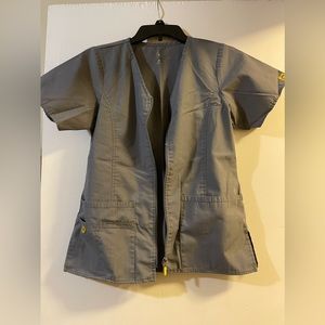 Wonder wink zip up scrub top